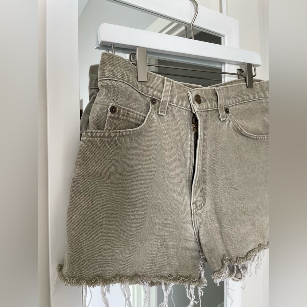 Levi's Olive Green 501 Cut-Off high-waisted shorts - Picture 4 of 11